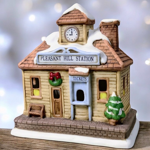 Vintage Christmas Village Pleasant Hill Train Station Translucent Light Up House - Picture 16 of 16
